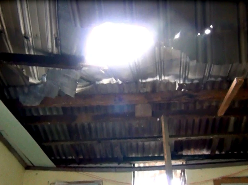 Mảng bê tông rơi xuống làm thủng nóc căn nhà 2 tầng cạnh đó 